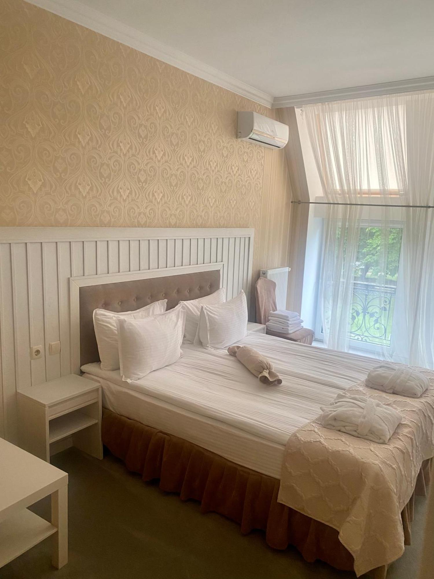 Boutique Hotel Deluxe Kamjanets-Podilskyj Exteriör bild