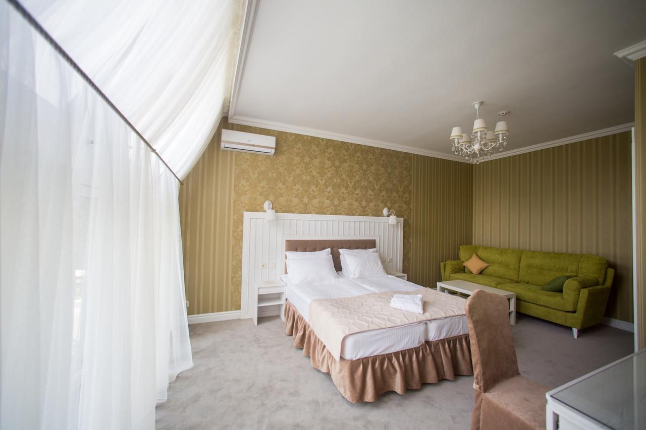 Boutique Hotel Deluxe Kamjanets-Podilskyj Exteriör bild
